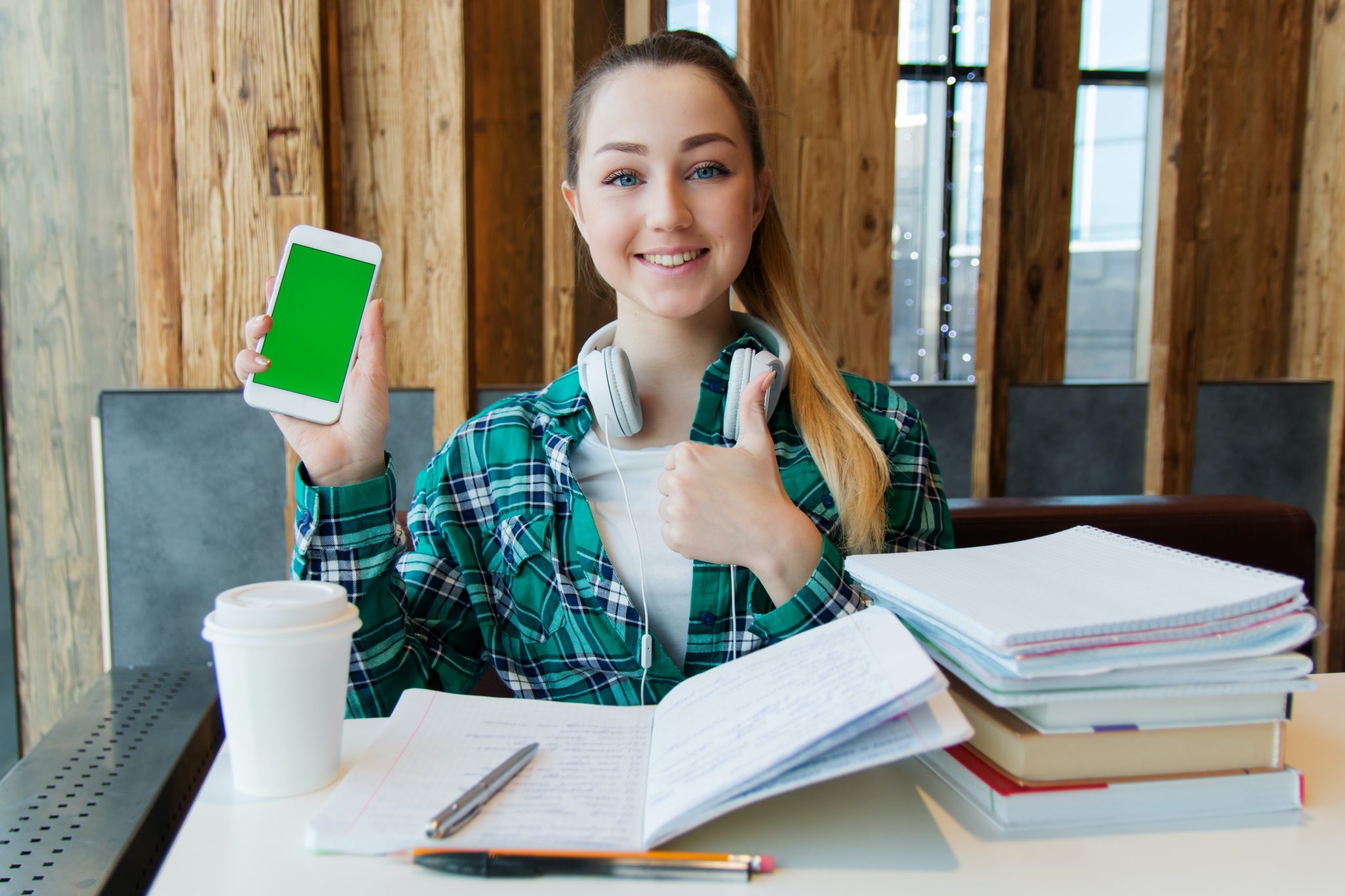 ¿ Un estudiante extranjero en España puede trabajar por cuenta propia ?